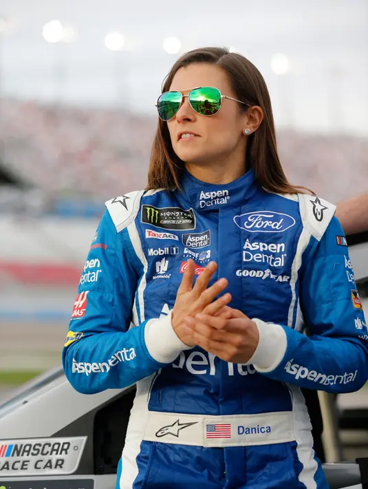 Pembalap cantik, Danica Patrick bersiap mengikuti kualifikasi the Monster Energy NASCAR Cup Series Kobalt 400 di Las Vegas, Nevada (10/3). Di luar arena balap, Danica Patrick juga dikenal sebagai model iklan. (Jonathan Ferrey/Getty Images/AFP)