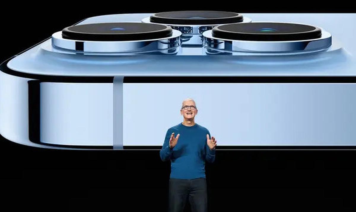 Tim Cook Ungkap Alasan Apple Masih Produksi iPhone di China: Bukan karena Upah Tenaga Kerja Murah