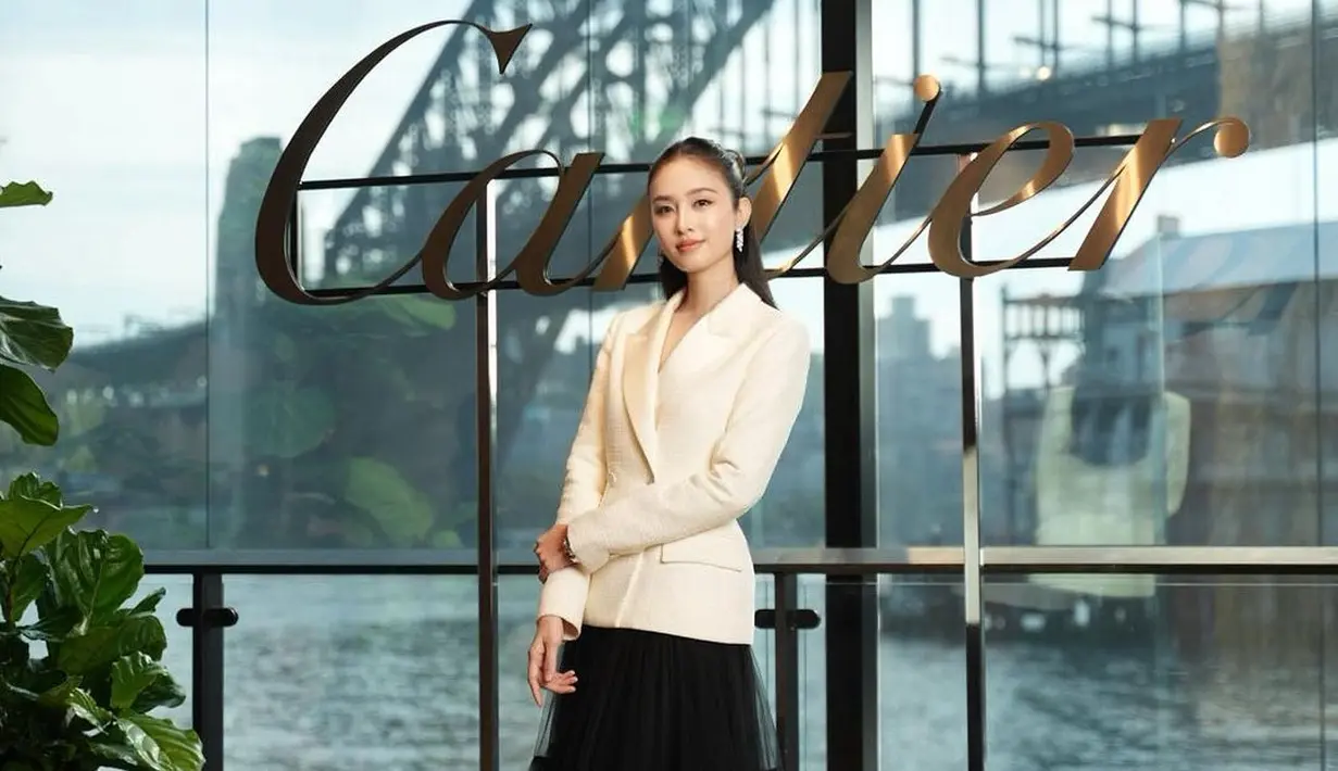 Bukan kali pertama, Nong Poy disebut mirip dengan Jisoo BLACKPINK. Apalagi dirinya juga kerap hadir di acara Cartier, sama seperti Jisoo [@poytreechada]