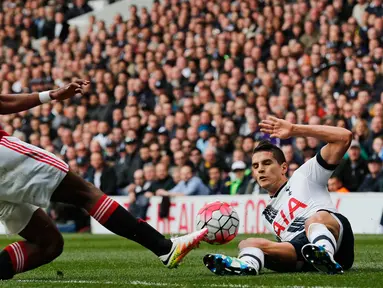 Gelandang Tottenham, Erik Lamela (kanan) berebut bola dengan gelandang Manchester United, Timothy Fosu pada lanjutan liga Inggris di stadion White Hart Lane, London, (10/4). Tottenham menang telak atas MU dengan skor 3-0. (Reuters/Eddie Keogh)