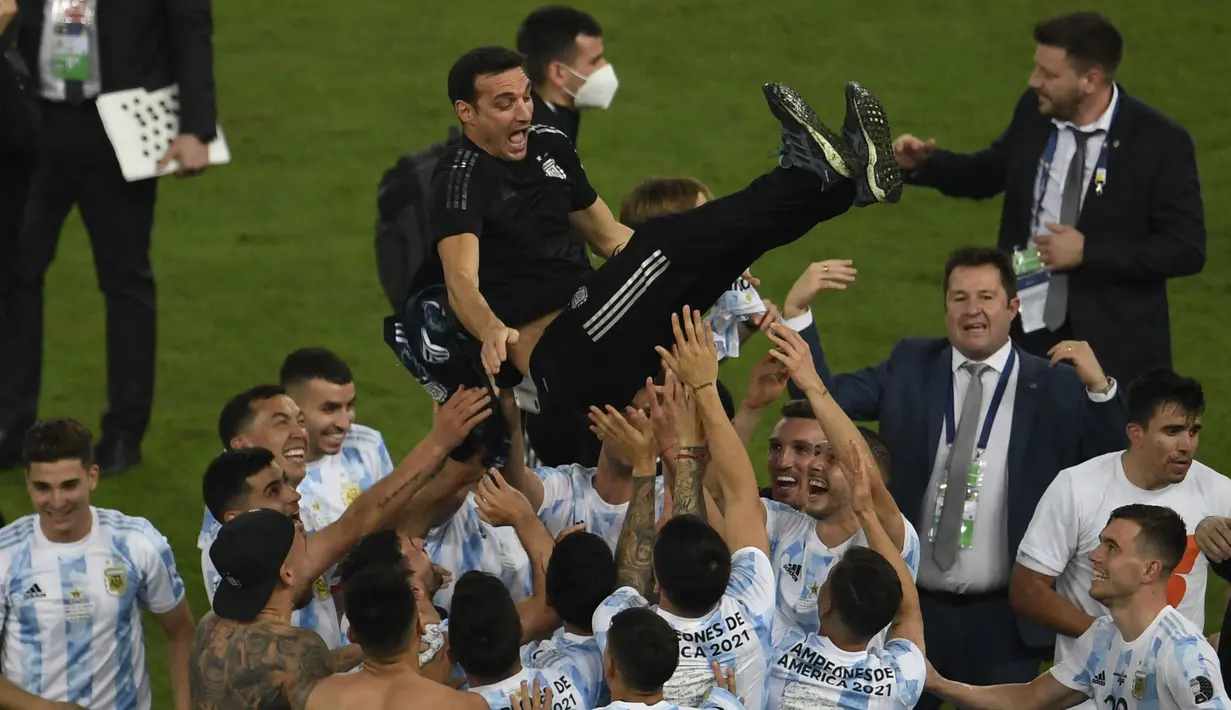 Lionel Scaloni adalah juru taktik yang sukses bawa Argentina memenangkan CONMEBOL Copa America 2021. Namanya sebagai pemain di Liga Inggris memang tak terlalu poluler karena dirinya merupakan pemain yang berstatus pinjaman di West Ham United. (Foto: AFP/Mauro Pimentel)