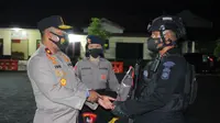 Wakapolda Sulut Brigjen Pol Johnny Eddizon Isir melepas pasukan Brimob Polda Sulut.