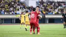 Selebrasi pemain Timnas Indonesia, Witan Sulaeman (depan) bersama Hokky Caraka setelah mencetak gol keempat ke gawang Brunei Darussalam melalui eksekusi penalti pada laga leg kedua putaran pertama Kualifikasi Piala Dunia 2026 Zona Asia di Stadion Hassanal Bolkiah, Bandar Seri Begawan, Selasa (17/10/2023) malam WIB. (Dok. PSSI)