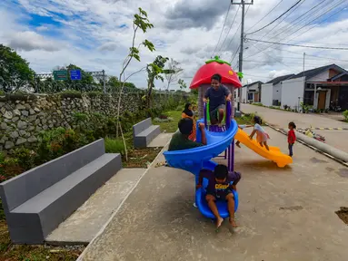 Anak-anak bermain pada taman bermain pada Perumahan Subsidi Pondok Pengampelan Indah, Serang , Banten, Selasa (17/2/2026). (merdeka.com/Arie Basuki)