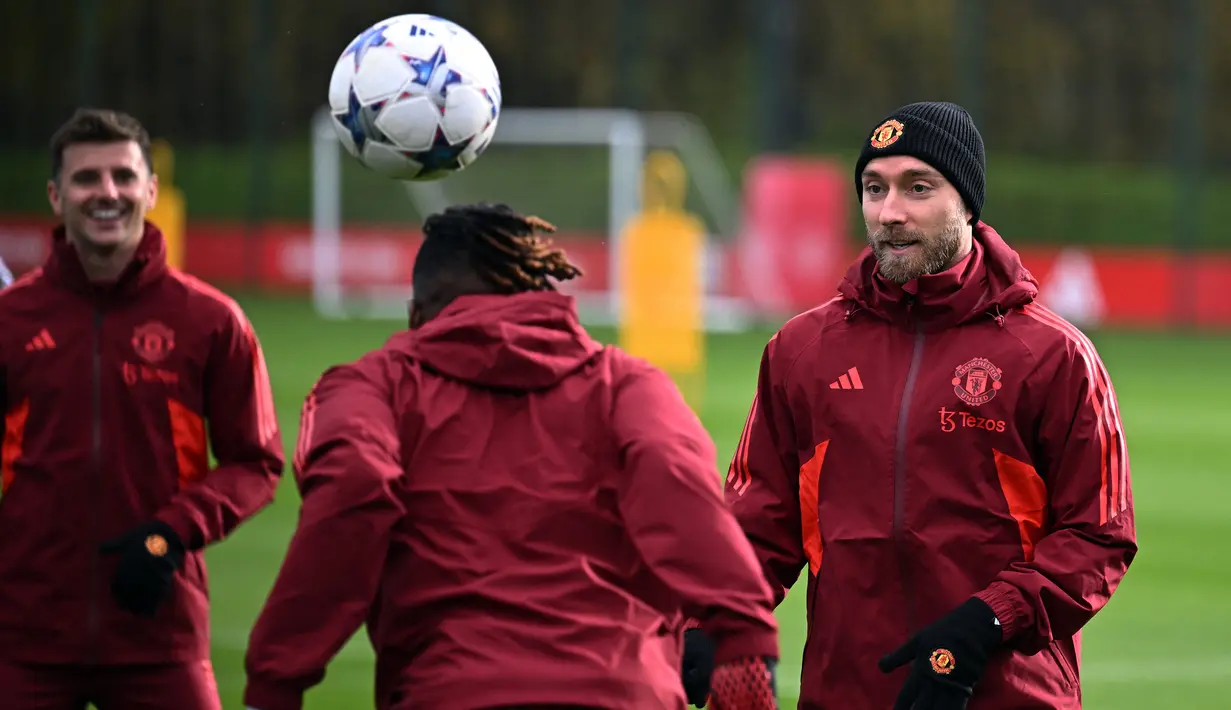(Kiri-Kanan) Pemain Manchester United Mason Mount, aron Wan-Bissaka dan Christian Eriksen menghadiri sesi latihan menjelang pertandingan Liga Champions, di Carrington Training Complex, Selasa (7/11/2023). (Paul ELLIS / AFP)