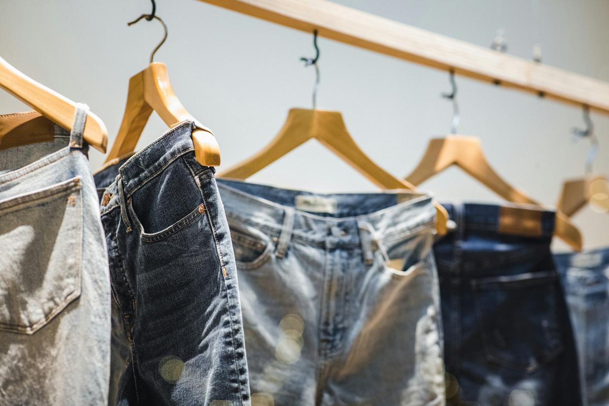 ilustrasi celana jeans.