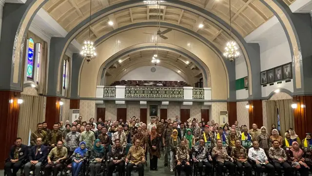Founder ESQ Group Ary Ginanjar Agustian bersama Dekan FK Unair Budi Santoso saat penandatanganan MoU pada acara Opening Ceremony Dies Natalis Fakultas Kedokteran UNAIR ke-70 dan Peringatan 111 Tahun Pendidikan Dokter. (Istimewa)