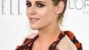 Aktris Kristen Stewart berpose untuk difoto saat menghadiri ELLE Women ke-24 di Four Seasons Hotel Beverly Hills, Los Angeles (16/10). (Frazer Harrison/Getty Images for ELLE/AFP)