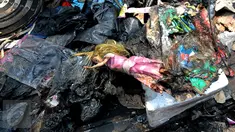 Boneka yang terbakar dari sisa kebakaran yang melanda kawasan Pasar Gembrong, Jakarta, Rabu (5/8/2015). Kebakaran yang terjadi pada Selasa (4/8) lalu membakar sekitar 25 rumah dan toko mainan. (Liputan6.com/Yoppy Renato)