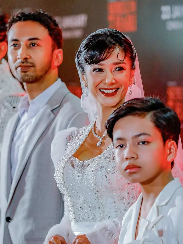 Berkebaya Putih Klasik, Tampilan Fanny Ghassani di Gala Premier Film SEBELUM 7 Hari Jadi Sorotan (credit: instagram/fannyghassani).