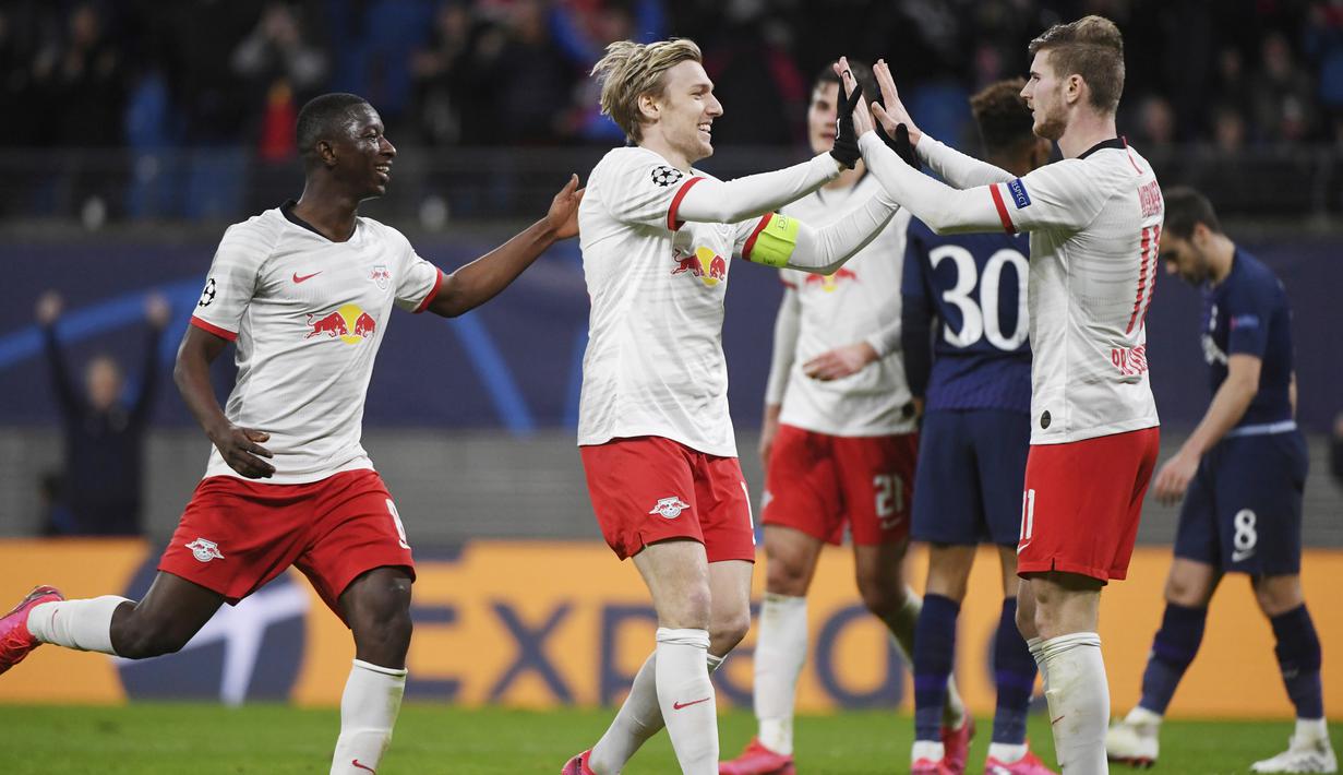 Pemain RB Leipzig, Emil Forsberg, melakukan selebrasi usai membobol gawang Tottenham Hotspur pada laga liga Champions di Red Bull Arena, Selasa (10/3/2020). RB Leipzig menang dengan skor 3-0. (AP/Hendrik Schmidt)