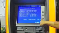 Sebuah layar menunjukkan pembayaran sistem denda tilang dengan tilang online atau e-tilang melalui mesin ATM BRI di Jakarta, Jumat (16/12). Dengan e-Tilang pelanggar cukup membayar denda di seluruh jaringan Bank BRI. (Liputan6.com/Angga Yuniar)