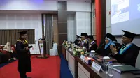 Pensiun jadi Wali Kota Tangerang, Arief R Wismansyah ternyata kembali masuk bangku kuliah untuk menyelesaikan program doktoralnya pada Program Doktor Managemen Fakultas Ekonomi dan Bisnis, Universitas Hasanuddin (Unhas), Makasar, Sulawesi Selatan.