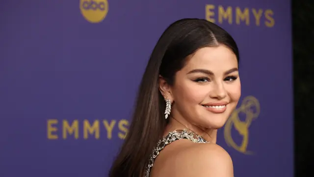 Gaya Glamor Selena Gomez dan Benny Blanco di Emmy Awards 2024, Mesra Sepanjang Acara