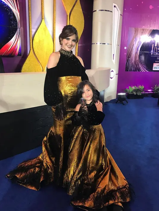 Begini gaya Nia Ramadhani dan Mikhayla Zalindra Bakrie dalam gelaran acara penghargaan. Keduanya masing-masing mendapat satu piala penghargaan sebagai sosok yang punya selera fashion yang modis dan ciamik. (Liputan6.com/Instagram/@ramadhaniabakrie)