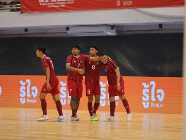 Selebrasi pemian Timnas Futsal Putra Indonesia usai mencetak gol ke gawang Thailand dengan skor 6-1, di Nontabhuri Stadium, Jumat (19/12/2025). (Dok. Federasi Futsal Indonesia)