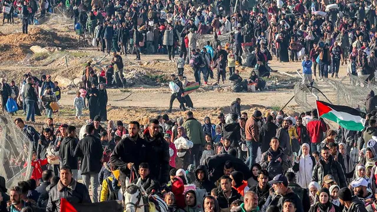 Potret Ribuan Warga Palestina Susuri Koridor Netzarim Untuk Kembali ke Gaza Utara