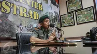 Pangkostrad Letnan Jendral Mulyono ketika memberikan keterangan terkait kasus penusukan anggota Brigif L-3/k  di Media Center Kostrad, Jakarta, Senin (13/7/2015). Mulyono menyerahkan pengusutan kasus tersebut kepada kepolisian (Liputan6.com/Faizal Fanani)