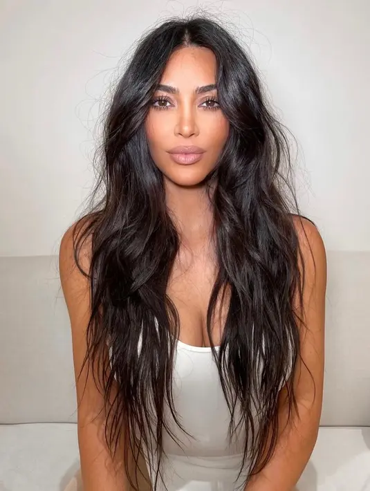 Biru cocok dengan rambut panjang. Pribadi yang tenang, bijaksana, dan intuitif. Aura biru dikenal karena kebenaran dan kejujurannya. Mereka tenang, terbuka, komunikatif, dan berhubungan dengan sisi spiritual mereka. Mereka cocok dengan rambut panjang dan indah yang mengalir. Foto: Instagram.