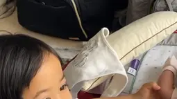Mulai dari mengganti popok, memakaikan sarung tangan, diperhatikan seksama kedua anak Caca Tengker. (Liputan6.com/IG/@rieta_amilia)