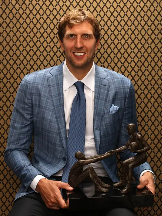 Pebasket Dallas Maverick, Dirk Nowitzki, meraih penghargaan  Twyman-Stokes Teammate pada NBA Awards 2017 di Basketball City, New York, Senin (26/6/2017). (NBAE via Getty Images/Michael J LeBrecht II)