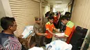 Petugas Satpol PP memantau pengosongan kios di Pasar Blok F Tanah Abang, Jakarta, Rabu (4/5). Pengosongan dilakukan karena pemilik kios tidak membayar kewajiban PHP yang berakhir sejak 2012. (Liputan6.com/Immanuel Antonius)