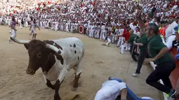 Para peserta berkumpul di stadion saat pembukaan Festival San Fermin di Pamplona, Spanyol, Selasa (7/7/2015). Ribuan pengunjung sangat antusias mengikuti festival yang memicu adrenalin. (Reuters/ Joseba Etxaburu)