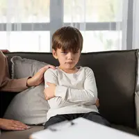 Jangan sampai salah asuh! Yuk, kita kenali perilaku anak manja dan cara untuk mengatasinya.  (Sumber: Freepik).