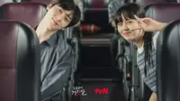 Dalam foto keduanya bersama, Kim So Hyun berpose dengan tanda V yang lucu sementara Hwang Minhyun tersenyum lembut di sampingnya, menonjolkan suasana ceria mereka. (Foto: tvN via Soompi)