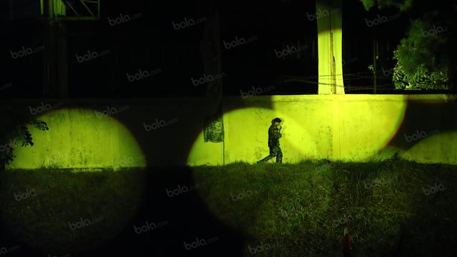 Mengintip Sepak Bola dalam Balutan Cahaya di Ujung Timur Indonesia