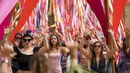 Pengunjung festival di festival Latitude di Henham Park, Southwold, Inggris, Sabtu (24/7/2021). Festival itu menjadi salah satu pertemuan terbesar sejak sebagian besar pembatasan COVID-19 dicabut awal pekan ini. (Jacob King/PAvia AP)