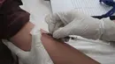 Pengunjung melakukan tes darah untuk mengecek HIV/AIDS  yang digelar Komisi Penanggulangan AIDS Provinsi (KPAP) DKI Jakarta sebagai bentuk peringatan hari AIDS sedunia di Taman Suropati, Menteng, Jakarta, Minggu (29/11/2015). (Liputan6.com/Angga Yuniar)