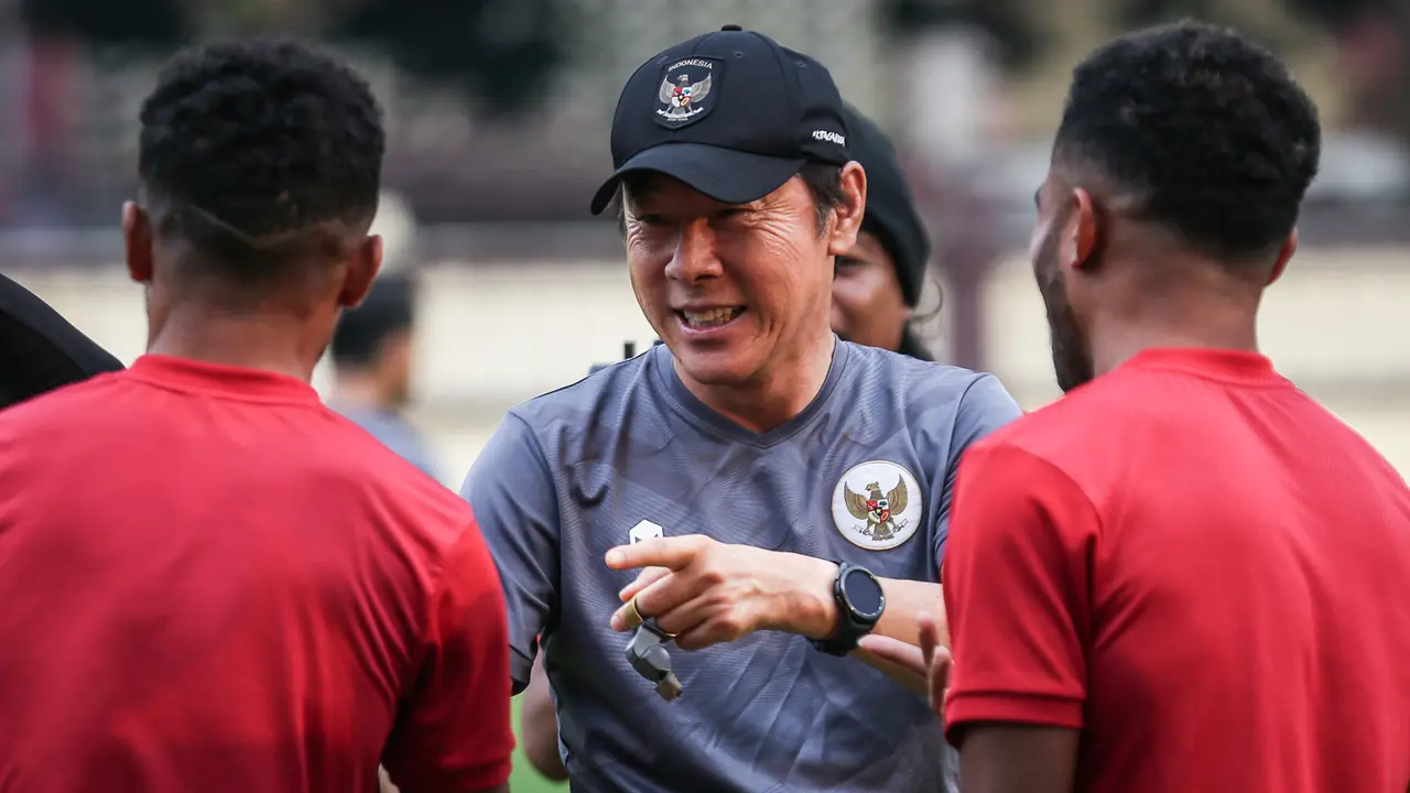 Foto: Momen Jenaka Shin Tae-yong saat Latihan Timnas Indonesia, Bandingkan Tinggi Badan Riko dan Jeje hingga Bingung Bedakan Duo Sayuri
