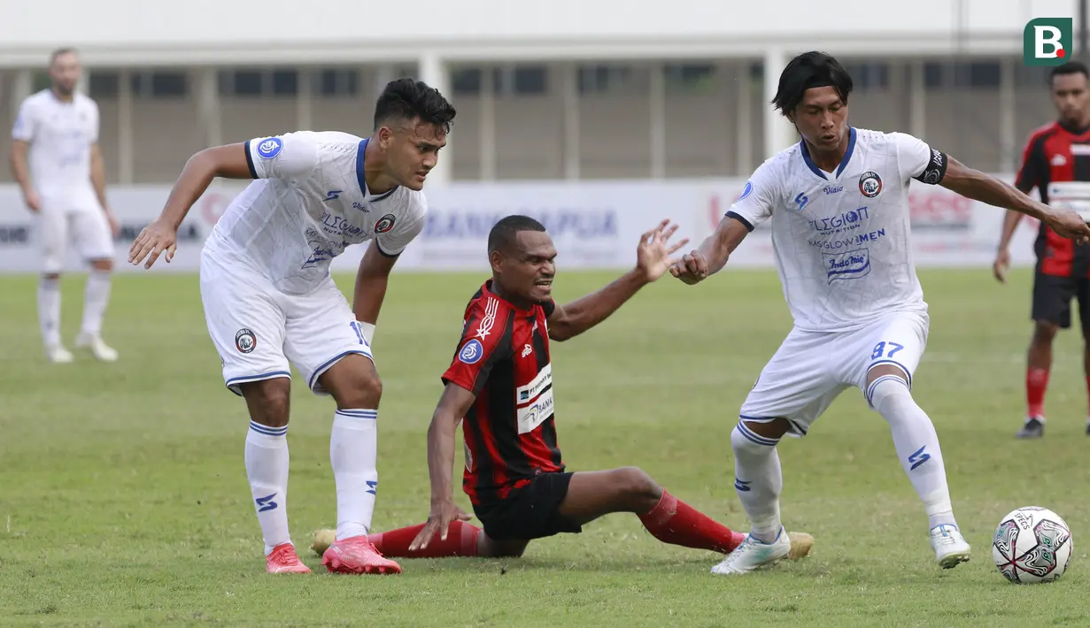 Pemain Arema FC, Johan Alfarizi (kanan) berusaha melewati pemain Persipura Jayapura, Israel Wamiau dalam laga pekan ke-5 BRI Liga 1 2021/2022 di Stadion Madya, Jakarta, Rabu, (29/9/2021). Arema FC menang 1-0. (Bola.com/ M Iqbal Ichsan)