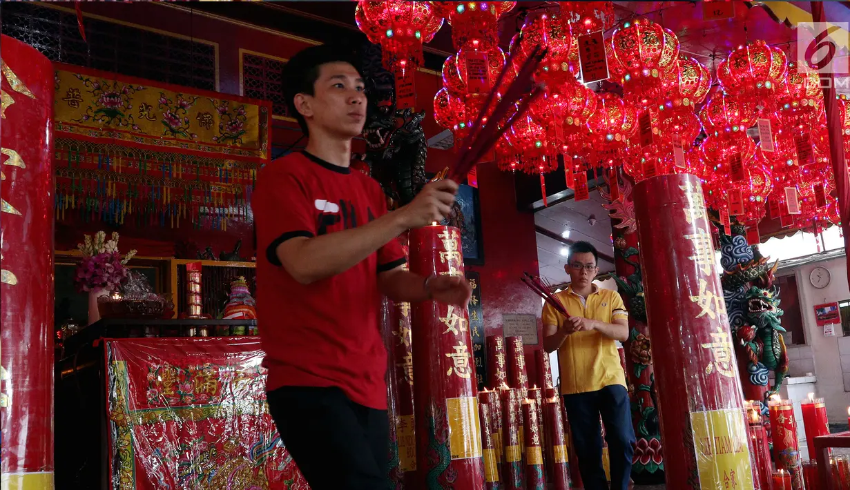 Warga keturunan Tionghoa  membakar dupa saat persembahyangan Imlek 2569 di Vihara Amurva Bhumi, Jatinegara, Jakarta, Jumat (16/2). Warga keturunan Cina melakukan sembahyang sebagai bentuk syukur atas segala rejeki. (Liputan6.com/Johan Tallo)