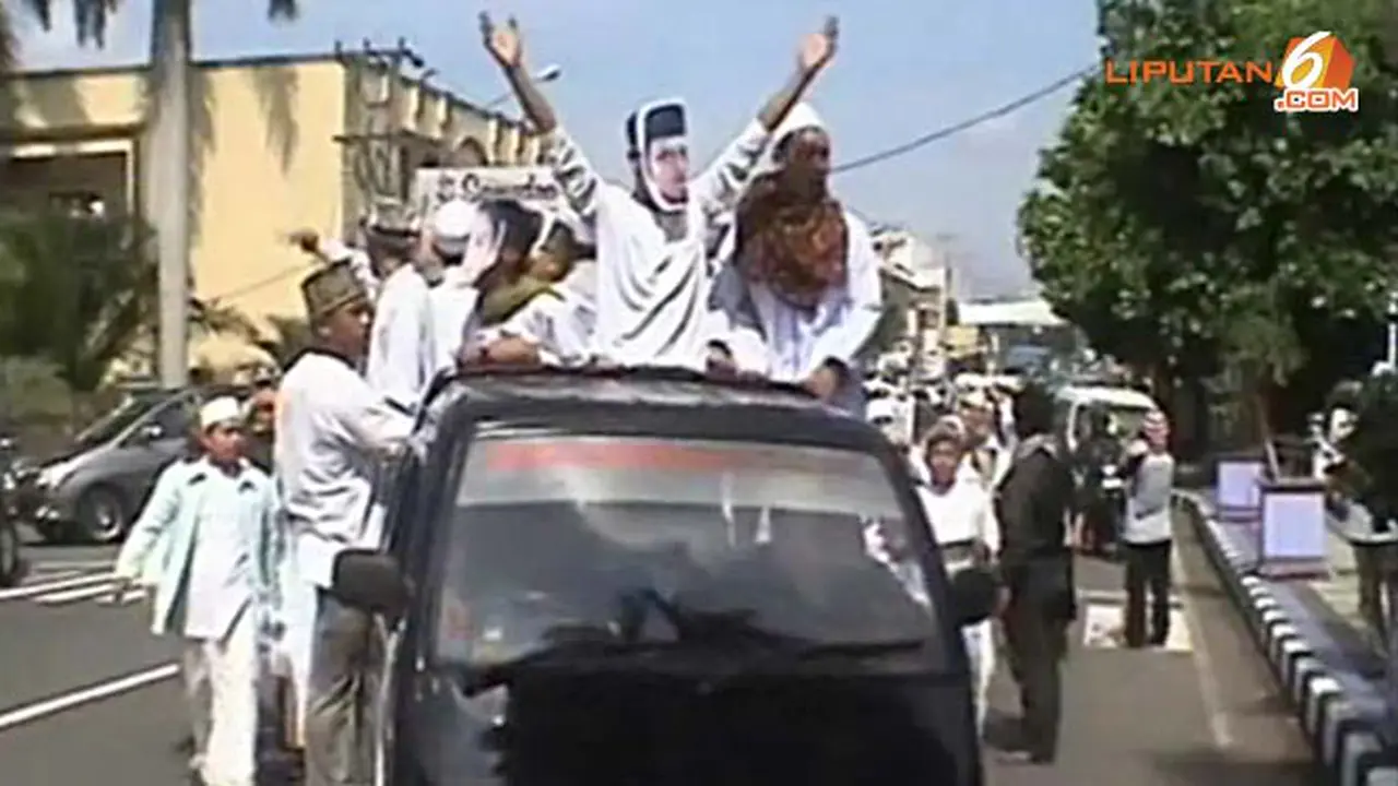 santri-protes-bupati130328d.jpg