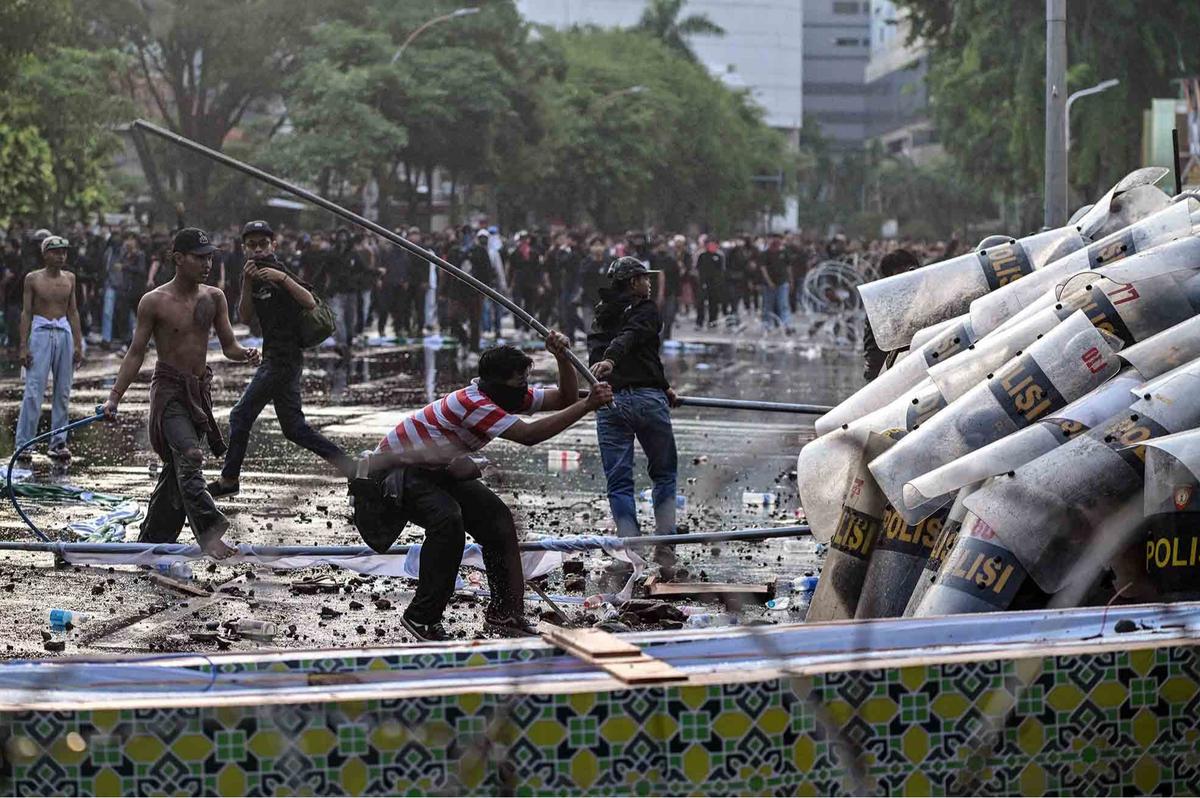 FOTO: Tolak UU TNI, Mahasiswa Lempar Bom Molotov ke Polisi