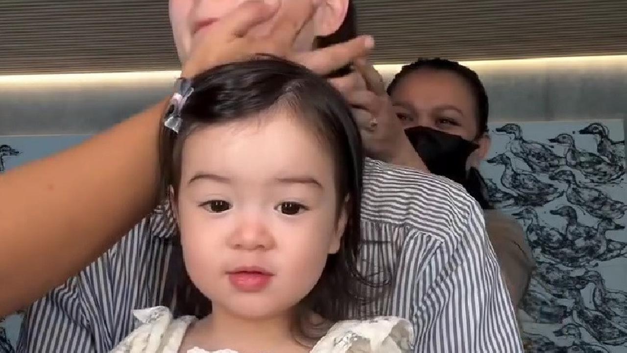 Momen Lucunya Brielle Anak Julie Estelle Temani sang Ibu Ketika Sedang Make Up, Anteng Sambil Dipangku