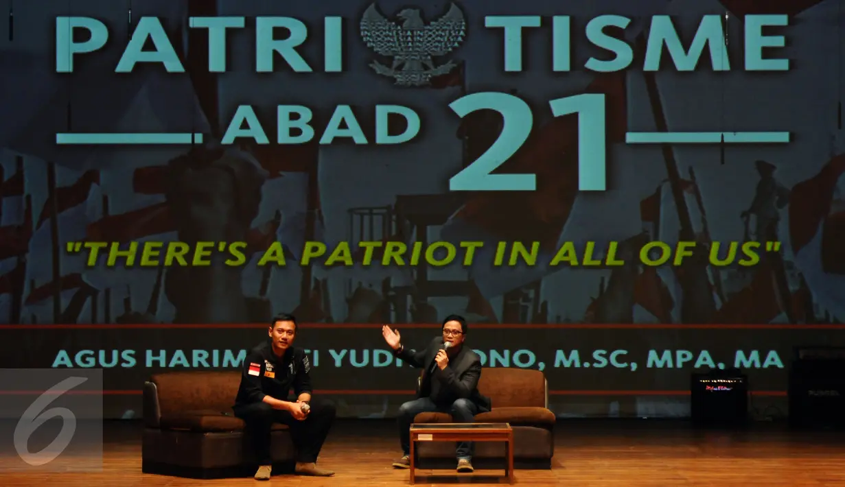 Cagub DKI Jakarta, Agus Harimurti Yudhoyono (AHY-kiri) jelang menyampaikan pandangan pada Young Voters Festival di TIM, Jakarta, Selasa (31/1). AHY juga memberi motivasi pada sejumlah anak muda yang hadir. (Liputan6.com/Helmi Fithriansyah)