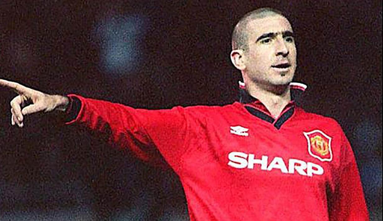 7. Eric Cantona (1996-1997), pemain iconic bagi publik Old Trafford. Meski tak lama namun gelandang asal Prancis ini cukup memberikan kesan mendalam bagi para pecinta Manchester United. (www.ryangiggs.cc)