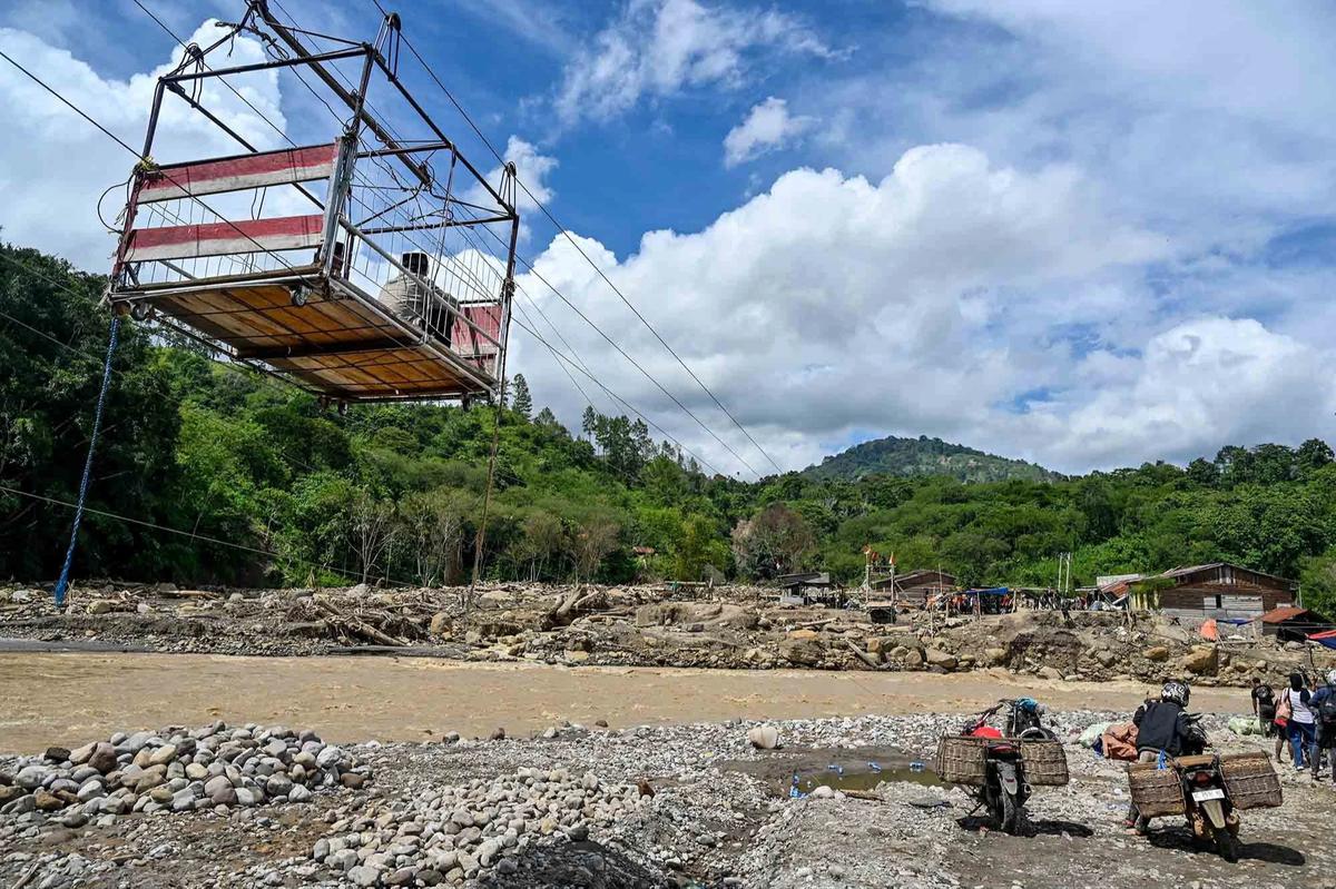 FOTO: Perjuangan Warga Ketol Menyeberangi Sungai  Berarus Deras dengan Tali