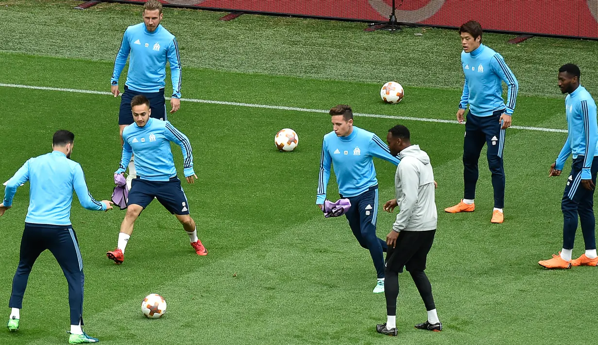 Para pemain Marseille saat mengikuti sesi latihan di stadion Parc OL di Decines-Charpieu (15/5). Marseille akan melawan wakil Spanyol, Atletico Madrid pada babak final Liga Europa. (AFP Photo/Jean-Philippe Ksiazek)