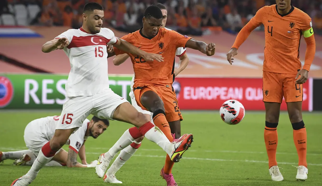 Bek Turki, Ozan Kabak (kiri) berebut bola dengan bek Belanda, Denzel Dumfries (tengah) selama pertandingan kualifikasi Grup G Piala Dunia Qatar 2022 di stadion Johan Cruijff Arena di Amsterdam (8/9/2021). Belanda menang telak atas Turki 6-1. (AFP/John Thys)