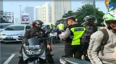 Para pengemudi roda dua mencoba berbalik arah ketika mengetahui ada razia polisi.