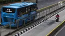 Pengendara sepeda motor melintasi jalur bus Transjakarta di Jalan Gunung Sahari, Jakarta, Kamis (27/12). Selain melanggar hukum, perilaku buruk pemotor tersebut juga dapat membahayakan keselamatan. Liputan6.com/Immanuel Antonius
