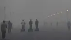 Pejalan kaki menyusuri jalan di tengah kondisi kabut asap tebal di New Delhi (2/11). Tingkat kabut melonjak selama musim dingin di Delhi, ketika kualitas udara melampaui tingkat aman Organisasi Kesehatan Dunia. (AP Photo/Money Sharma)