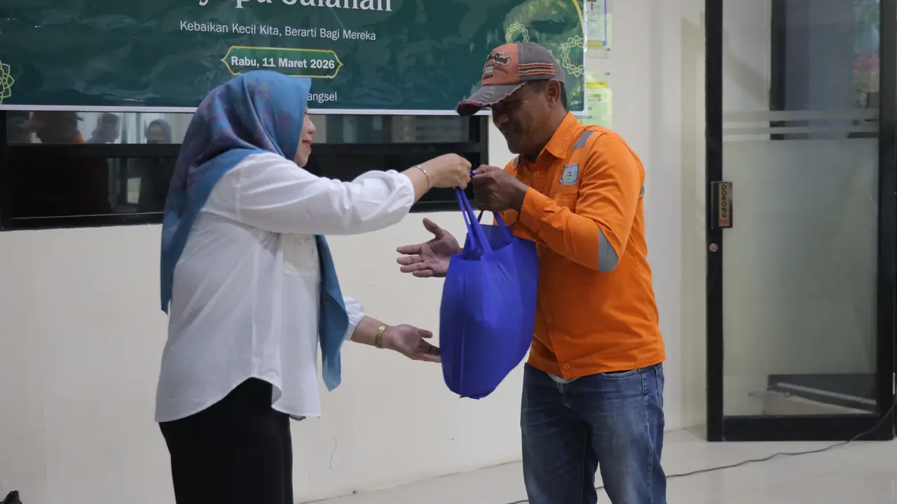 Dharma Wanita Persatuan (DWP) Kota Tangerang Selatan bersama Dinas Lingkungan Hidup (DLH) Kota Tangerang Selatan menggelar kegiatan sosial berbagi bersama penyapu jalanan, Rabu (11/03/2026) (Istimewa)