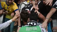 Fans memeluk kiper Juventus Gianluigi Buffon usai pertandingan melawan Hellas Verona pada lanjutan Liga Serie A Italia di Stadion Allianz di Turin, (19/5). Buffon telah bersama Juventus selama 17 tahun. (AFP Photo/Marco Bertorello)