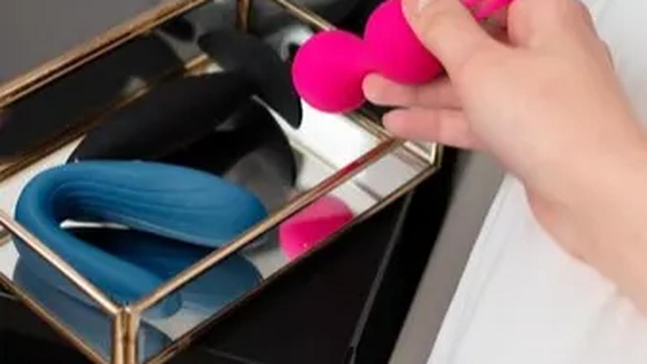 3. Gunakan Kondom: Untuk keamanan tambahan, gunakan kondom saat berhubungan intim dengan vibrator. Ganti kondom setiap kali ingin menggunakan vibrator lagi.