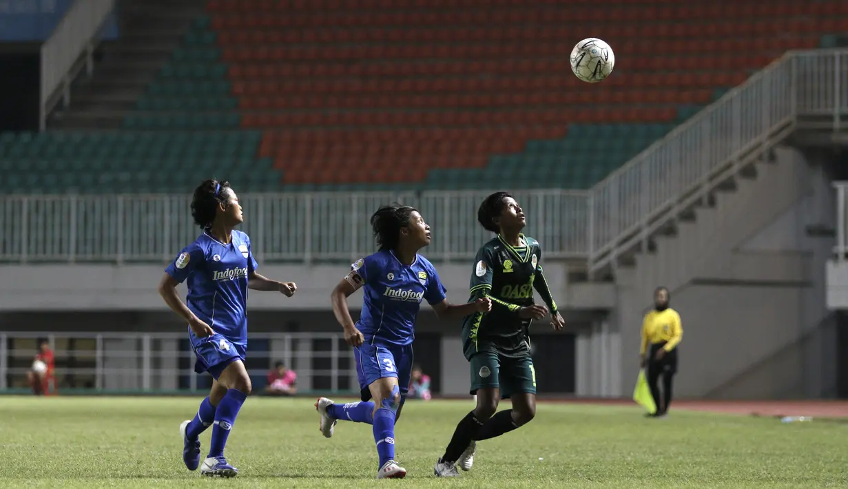 Gelandang Tira Persikabo Putri, Baiq Amiatun, berebut bola dengan pemain Persib Bandung Putri pada laga Liga 1 Putri 2019 di Stadion Pakansari, Bogor, Kamis (31/10). Persikabo Putri bermain imbang 1-1 atas Persib Putri. (Bola.com/Yoppy Renato)